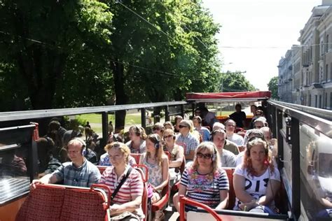 ekskursijas ar autobusu.